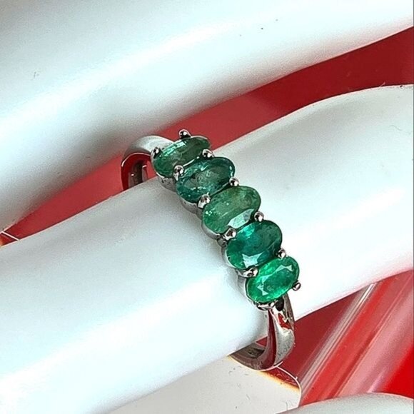 Sterling Silver Ring with Emerald Green Stones - Picture 10 of 11